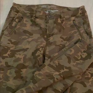 Camo skinny zipper pants